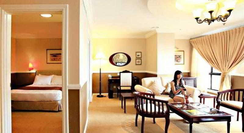 The Apartments At Merdeka Palace Hotel Kuching Esterno foto